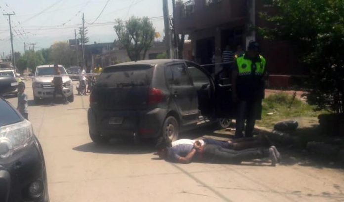 Estaban robando un local de ropa y fueron sorprendidos por policías_5d8fbf1187988.jpeg