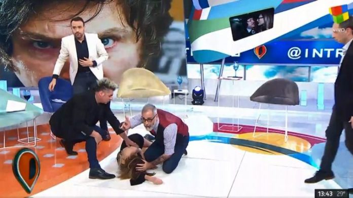 VIDEO La cantante Daniela se desmayó al aire en “Intrusos”_5d8e6ea6ad808.jpeg