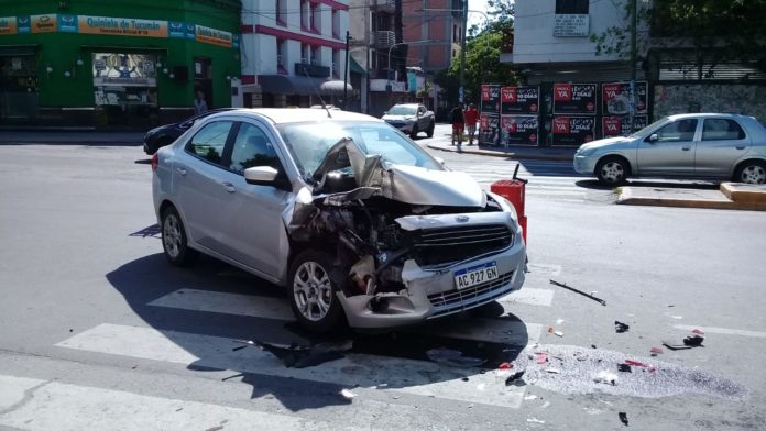 Mañana accidentada en la capital tucumana_5dd29c132d7ff.jpeg