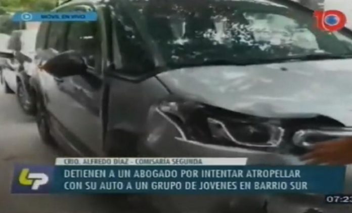 VIDEO – Un abogado fue detenido por intentar atropellar a jóvenes que escuchaban música_5e04b31cb67c0.jpeg