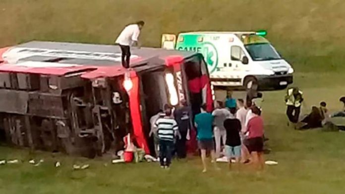 Volcó un micro en la Ruta 2: hay dos muertos y al menos 10 heridos_5e39708ad86a5.jpeg