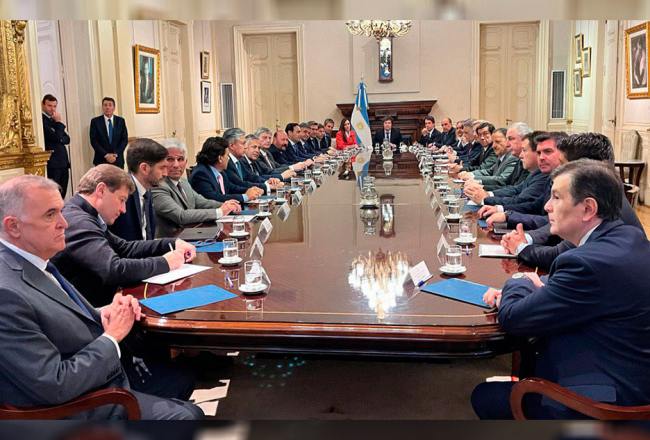 Jaldo participó de la reunión de gobernadores con el presidente Javier Milei_6582bbc24931c.jpeg