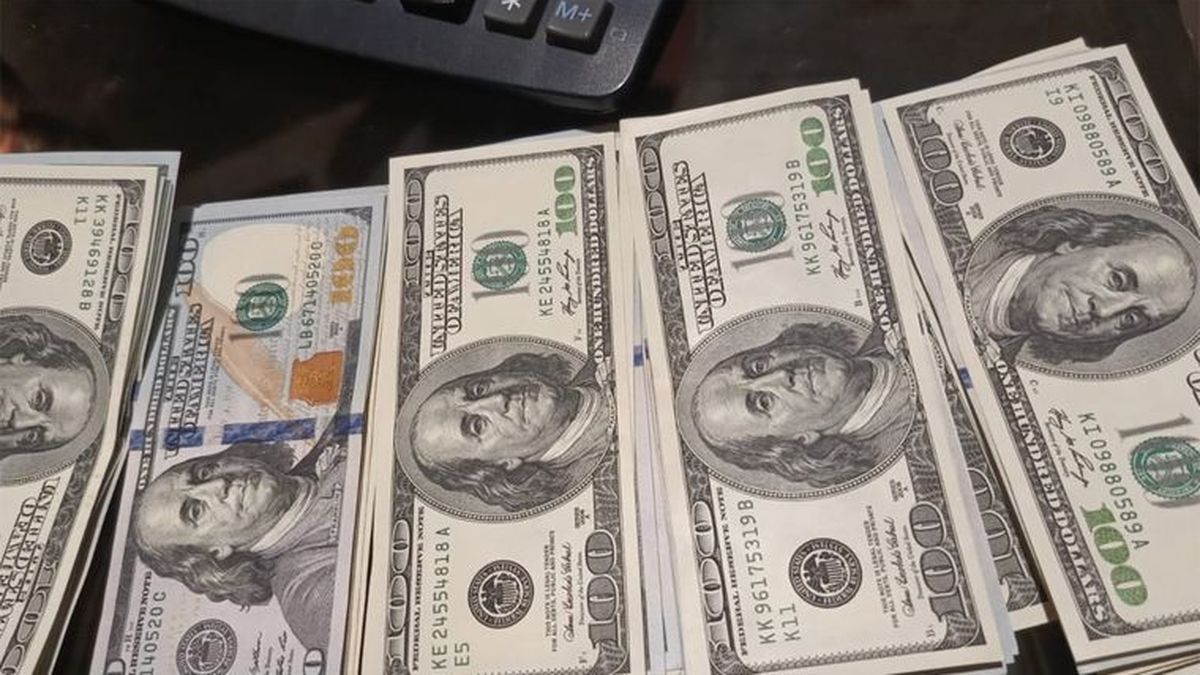 El dólar oficial cerró a $1.492 y quedó al borde El dólar oficial cerró a $1.492 y quedó al borde del techo de flotación