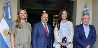 Villarruel se fotografió con un gobernador kirchnerista en su visita a un festival