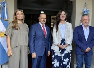 Villarruel se fotografió con un gobernador kirchnerista en su visita a un festival