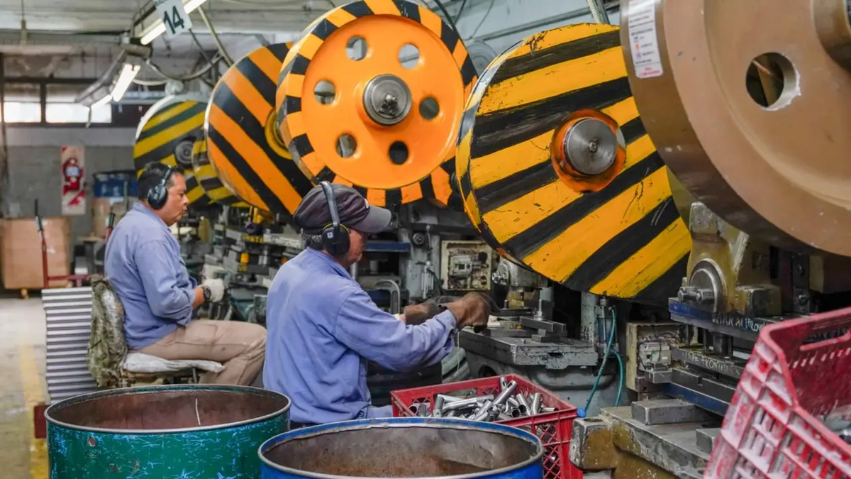 Con una industria en crisis, la actividad económica cayó 2,9% Con una industria en crisis, la actividad económica cayó 2,9% anual en febrero