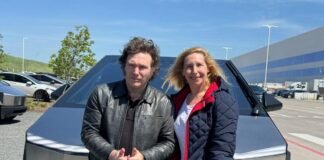 Milei y un Tesla que va por el ripio