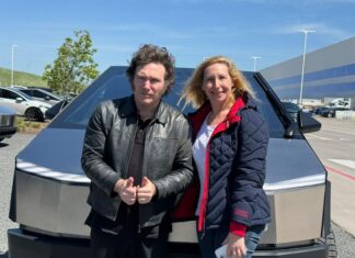 Milei y un Tesla que va por el ripio
