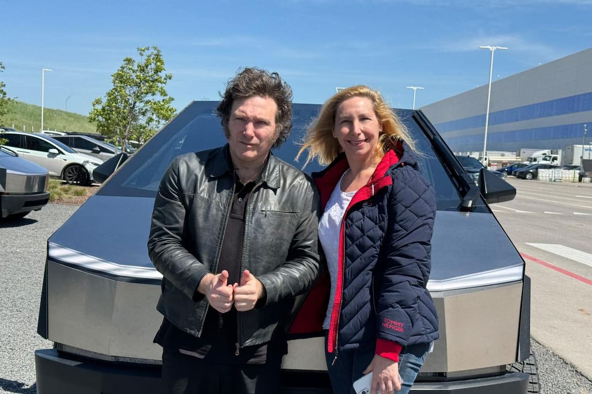 abril-de-2024-los-hermanos-milei-con-un-tesla-ICGWKB7MYJFXJBPSQSNPYTAX6E.jpg