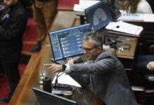 Javier Milei y sus medidas, en vivo: tensión en el oficialismo y la marcha federal por la salud