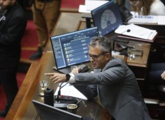 Javier Milei y sus medidas, en vivo: tensión en el oficialismo y la marcha federal por la salud