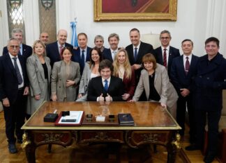 Milei se plantó ante sus ministros y dio un “fuerte respaldo” a Adorni pese al malestar interno