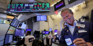 Suben acciones y bonos y el riesgo país se acerca a los 450 puntos Suben acciones y bonos y el riesgo país se acerca a los 450 puntos
