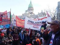 Jubilados marcharon este miércoles con el respaldo de la CGT y organizaciones sociales