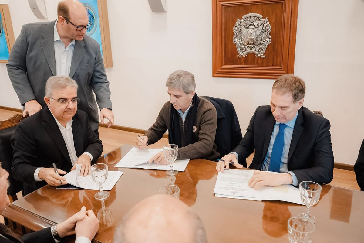 el-ministro-luis-caputo-junto-a-diego-santilli-en-WNVAHRAF6NGD5HP6CVGIY7TUK4.jpeg