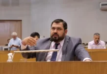“Como toda mujer, se encarga del maquillaje”