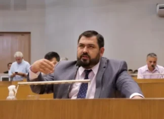 “Como toda mujer, se encarga del maquillaje”