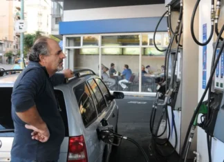 Aumento del 5% en los precios de combustibles por parte de petroleras privadas; YPF mantiene sus tarifas. Aquí están los detalles.