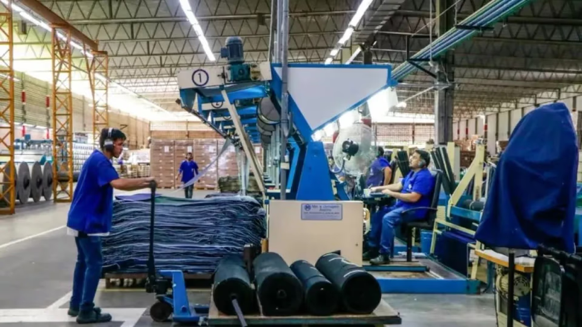 La producción industrial aumentó un 0,3% en agosto, interrumpiendo la La producción industrial aumentó un 0,3% en agosto, interrumpiendo la tendencia a la baja.