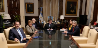 Una delegación del FMI visitará Argentina para evaluar el acuerdo con el Gobierno. Una delegación del FMI visitará Argentina para evaluar el acuerdo con el Gobierno.