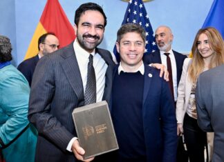 Reunión de Axel Kicillof con el alcalde de Nueva York y el presidente de España durante un desayuno