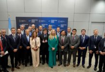 Milei se reunió con los 13 gobernadores argentinos en París. Milei se reunió con los 13 gobernadores argentinos en París.