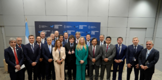 Milei se reunió con los 13 gobernadores argentinos en París. Milei se reunió con los 13 gobernadores argentinos en París.