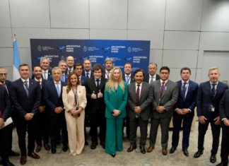 Milei se reunió con los 13 gobernadores argentinos en París. Milei se reunió con los 13 gobernadores argentinos en París.