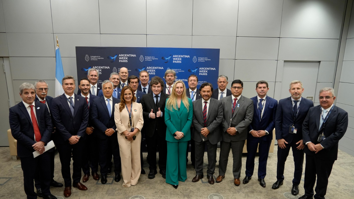 Milei se reunió con los 13 gobernadores argentinos en París. Milei se reunió con los 13 gobernadores argentinos en París.